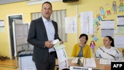 Premijer Leo Varadkar na biračkom mjestu, fotoarhiv