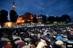 Мусульмане молятся перед собором Святой Софии