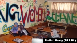 Интернет-кафеде отырған мұсылман әйелдер. Ауғанстан, 27 маусым 2012 жыл. 