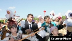 Казахи района Толы в Китае устанавливают рекорд массовой игры на домбре 30 мая 2010 года. Фото из сайта www.chinanews.com