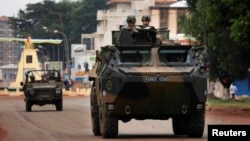 Republika Qendrore Afrikane - Trupat paqeruajtëse franceze patrollojnë me makinat e blinduara në kryeqytetin Bangui (Ilustrim)