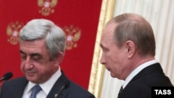 Президент Армении Серж Саргсян (л) и президент России Владимир Путина (п)