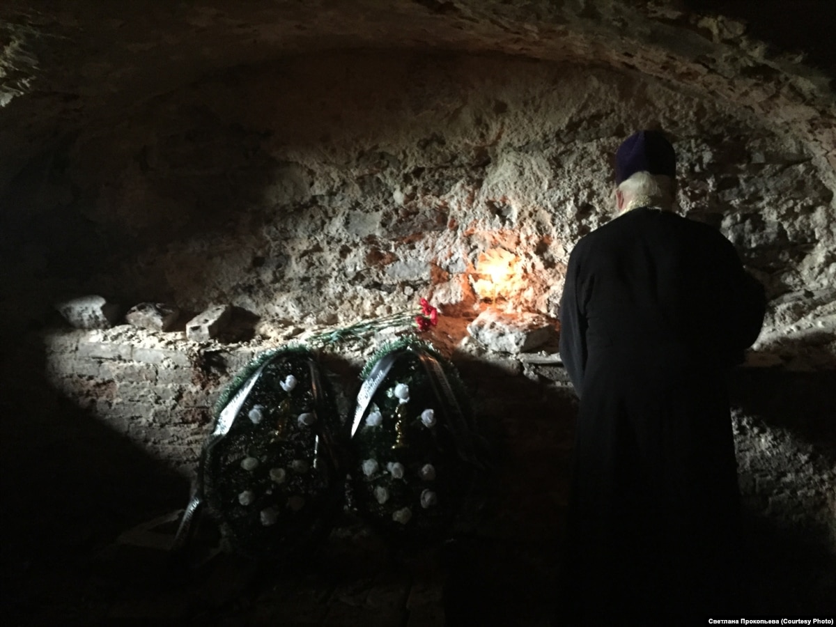 дверь тюремной камеры изнутри. расстрел подвал. расстрел подвал. чекист фильм 1992 россия. чекист 1992 алексей полуян.