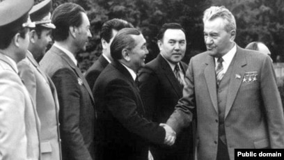 Дачадағы қайын енесі мен күйеу баласы порно