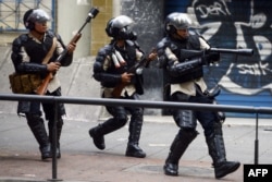 Полицейские разгоняют очередную антиправительственную демонстрацию в Каракасе