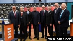 Кандидати на посаду президента Чехії перед останніми передвиборчими радіо-дебатами, грудень 2017. Нинішній президент Земан відсутній