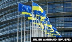Флаги Европейского союза и Украины перед зданием Европейского парламента в Страсбурге, 7 марта 2022 года