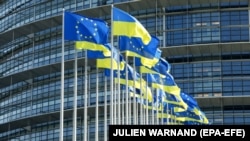  Прапори ЄС та України біля Європейського парламенту в Страсбурзі, 7 березня 2022 року