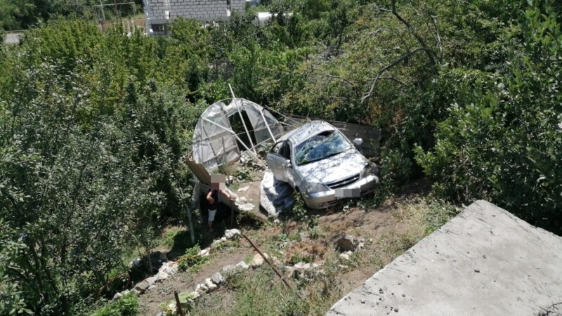 Алушта: автомобиль сорвался с 5-метровой стены (+фото)