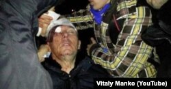 Бывший министр внутренних дел Луценко, избитый "Беркутом"