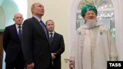 Сулдан: Рөстәм Хәмитов, Владимир Путин, Михаил Бабич һәм Тәлгать Таҗетдин Уфа җәмигъ мәчетендә, 24 гыйнвар 2018