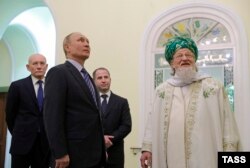 Президент РФ Владимир Путин и Верховный муфтий России Талгат Таджуддин (слева направо на первом плане) в Уфе. Россия, 24 января 2018 года
