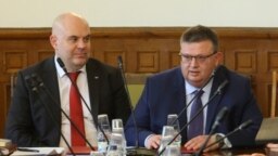 Иван Гешев (вляво) и Сотир Цацаров в парламента.