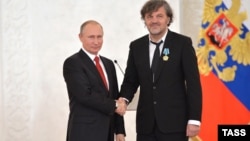 Russian President Vladimir Putin (left) presents a state award to film director Emir Kusturica at the Kremlin in 2016.