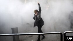 Тегеран университеті маңындағы шеруге жиналғандарды әскер көзден жас ағызатын газ қолданып таратуға тырысты. 30 желтоқсан 2017 жыл.