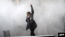 Студентка Тегеранского университета в клубах слезоточивого газа во время уличных протестов. 30 декабря 2017 года