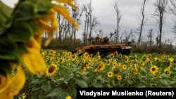 Знищена російська бойова машина піхоти БМП-2 поблизу міста Ізюму, звільненого ЗСУ від армії РФ. Харківська область, 2 жовтня 2022 року