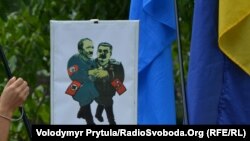 Під час жалобного мітингу з нагоди Дня пам’яті жертв сталінізму та нацизму, Сімферополь, 23 серпня 2013 року