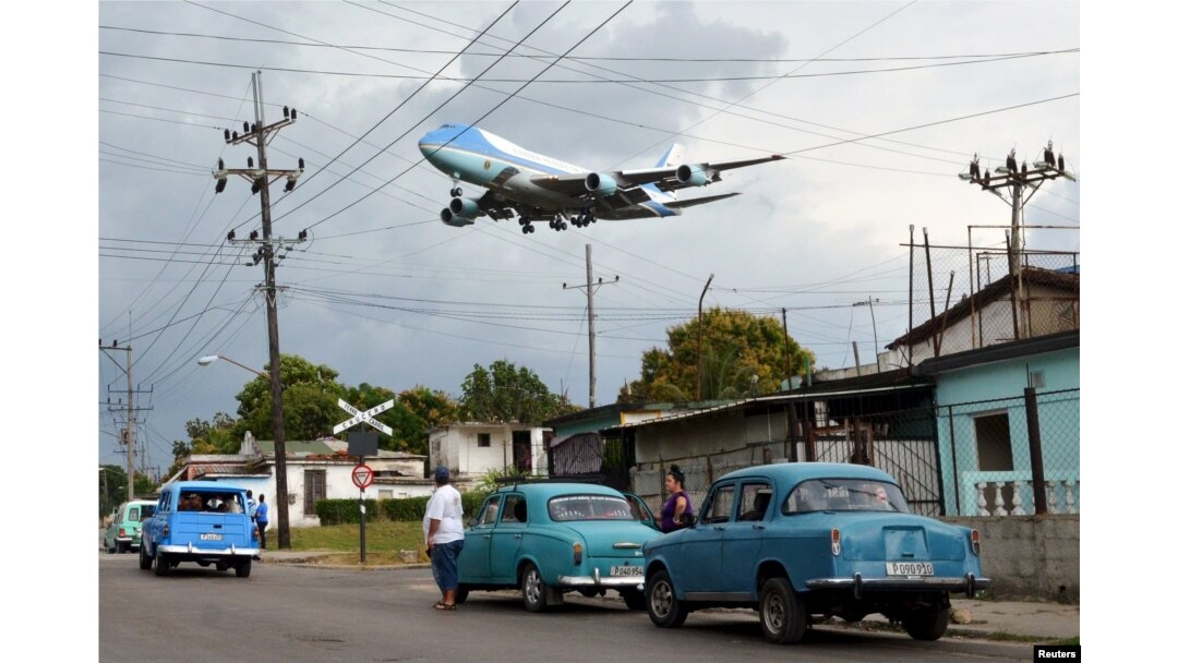 Самолет президента США – ВВС-1 – Air Force One заходит на посадку в Гаване