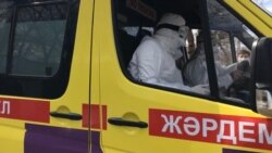 Медицинский сотрудник в защитной одежде в автомобиле скорой помощи в Актобе.