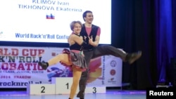 Катерина Тихонова (слева) на выступлении в 2014 году