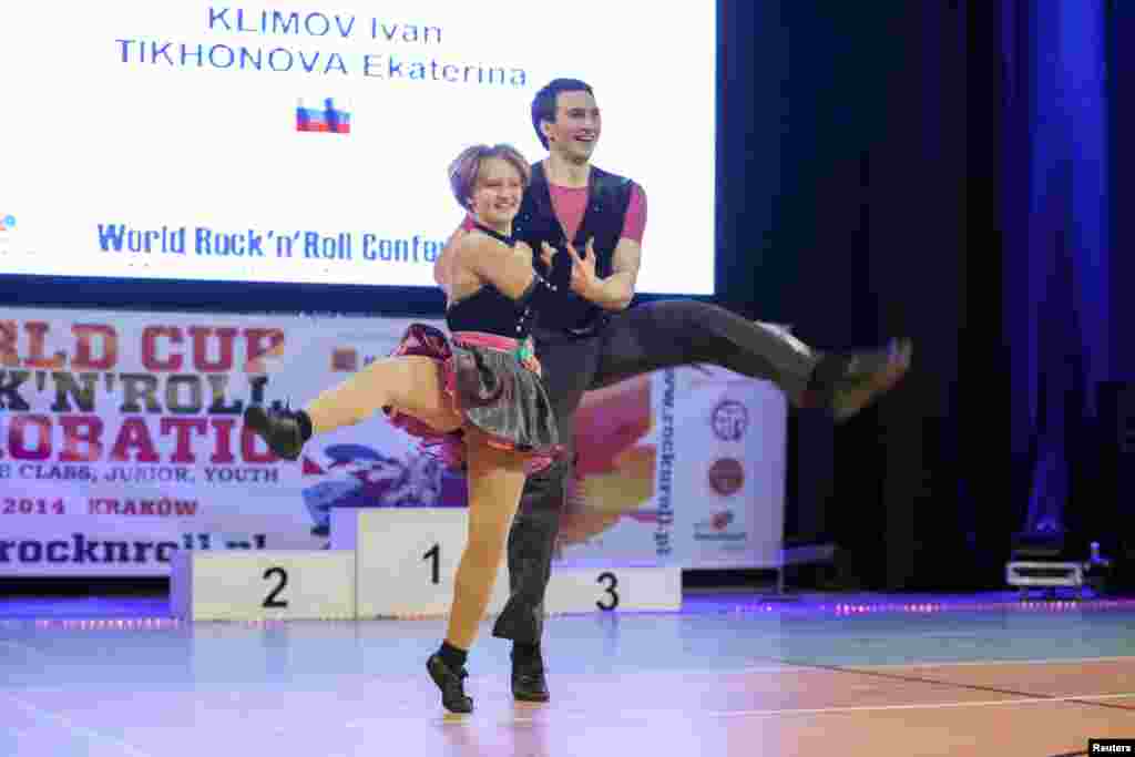 Катерина Тихонова, яку в ЗМІ називають молодшою донькою Путіна, на змаганнях з акробатичного рок-н-роллу в Кракові з партнером Іваном Клімовим, квітень 2014 року 