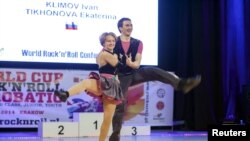 Акробатикалык рок-н-ролл менен алектенген Екатерина Тихонова Польшадагы мелдеште, 2014-жылдын апрель айы.
