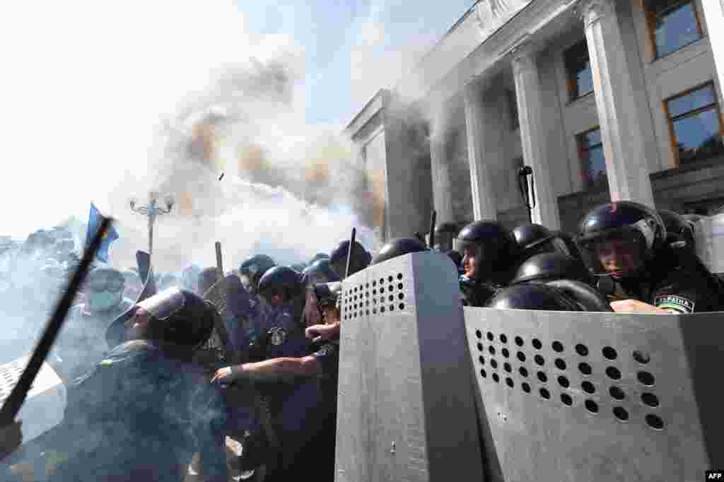 Столкновения активистов радикальных партий и сил правопорядка в Киеве в августе 2015 года