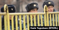 Солдаты внутренних войск МВД Казахстана возле ограды около памятника Абаю в ожидании начала акции протеста. Алматы, 10 марта 2012 года.