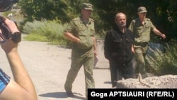 Перед началом встречи российские пограничники у блок-поста передали грузинской стороне заключенного Зазу Тавадзе