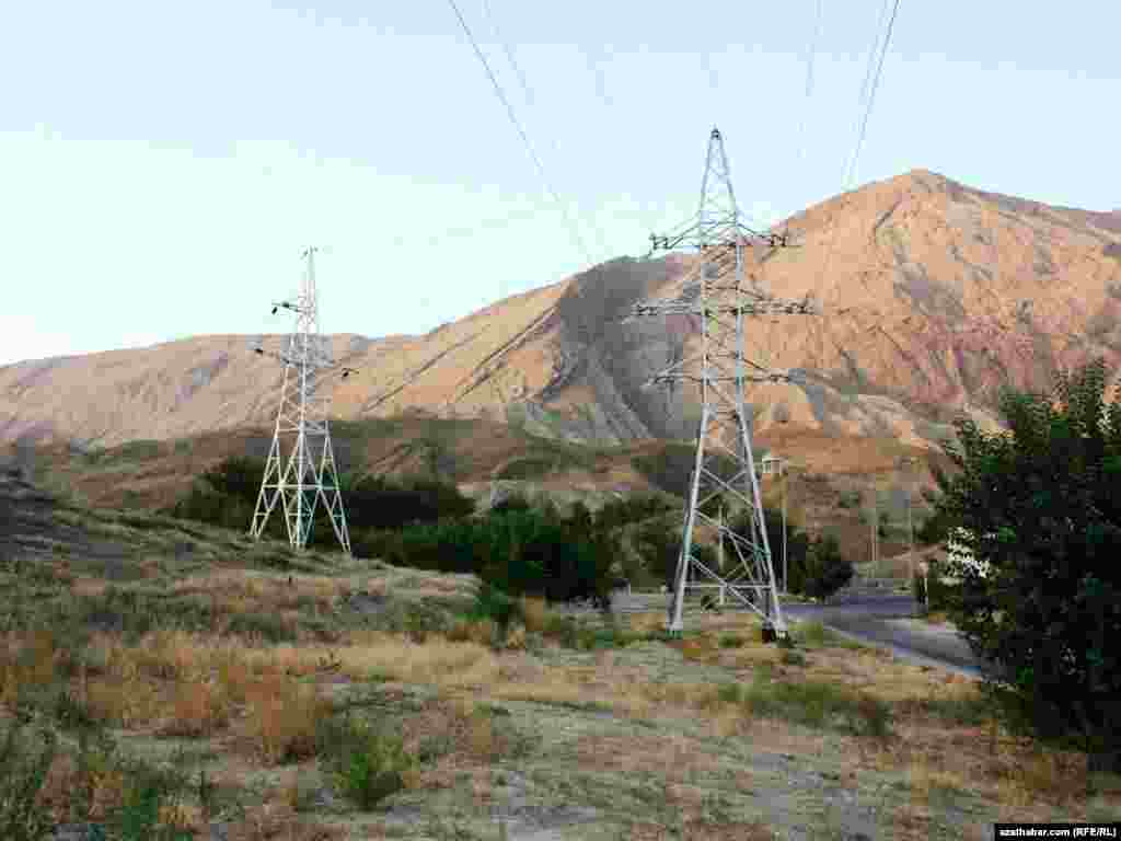 Aşgabadyň etegindäki elektrik liniýalary, 2010-njy ýylyň dekabr aýy.