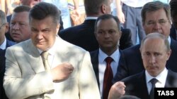 Украина президенті Виктор Янукович (сол жақта) пен Ресей президенті Владимир Путин Киев Русінің христиандықты қабылдауына 1025 жыл толу мерейтойы кезінде құлшылыққа қатысып тұр. Киев, 28 шілде 2013 жыл