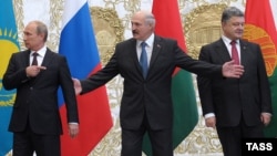 Belarus -- (L-R) Russian President Vladimir Putin, Belarusian President Alyaksandr Lukashenka and Ukrainian President Petro Poroshenko react while posing for a family photo during their meeting in Minsk, August 26, 2014