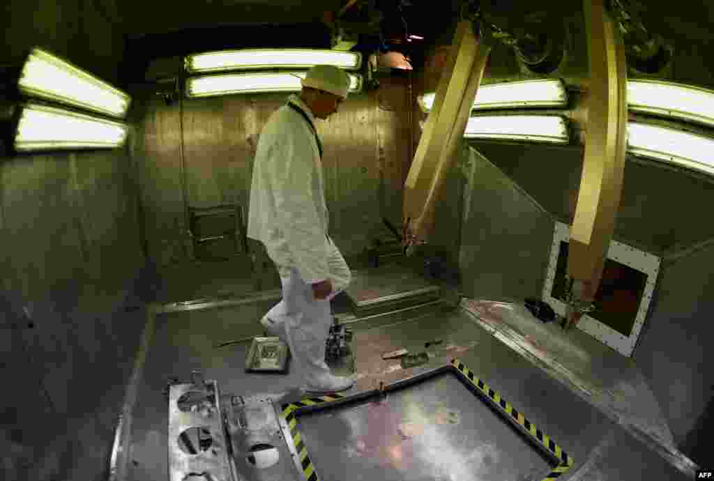 Робітник оглядає камеру підготовки радіоактивних матеріалів до захоронення на комплексі &laquo;Вектор&raquo; біля Чорнобиля, 14 грудня 2015 року