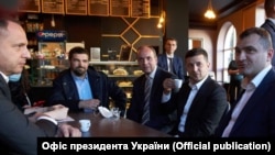 Президент України Володимир Зеленський відвідав кафе у Хмельницькому під час карантину, 3 червня 2020 року