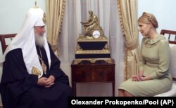 Московський патріарх Кирило і тодішній прем’єр-міністр України Юлія Тимошенко. Київ, 27 липня 2009 року