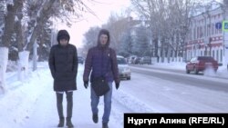 Прохожие на улице в городе Петропавловске. 24 декабря 2018 года.