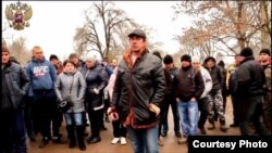 Крымский активист Олег Кочеров на встрече с возмущенными овощеводами