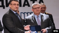 Вътрешният министър Младен Маринов връчва на Цацаров орден "За доблест и заслуги" на наградите "Полицай на годината"