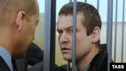 Jailed Russian opposition activist Leonid Razvozzhayev (right) in a Moscow court earlier this year. 