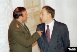 რუსეთის ფედერაციის თავდაცვის მინისტრი პავლე გრაჩოვი და ანდრეი კოზირევი. 1994 წ.