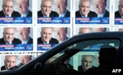 Tomislav Nikolić i Vojislav Šešelj na predizbornim plakatima SRS-a dok je Nikolić bio u Šešeljevoj stranici, 2008.