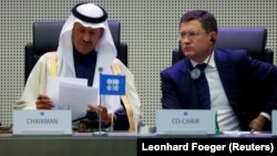 Səudiyyənin enerji naziri şahzadə Abdulaziz bin Salman Al-Saud (solda) və Rusiyanın enerji naziri Aleksandr Novak 