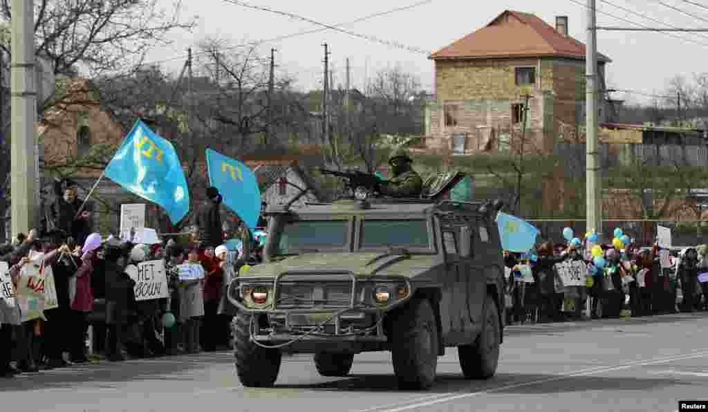 Одна з акцій протесту кримських татар, що проходили по всьому Криму, проти військової агресії Росії, околиця Сімферополя. 10 березня 2014 року