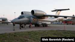 Сьогодні о 7:00 з аеропорту «Жуляни» в Рим вилетів транспортний літак Національної гвардії з вантажем у 5000 літрів дезінфекційних рідин для потреб італійських медиків