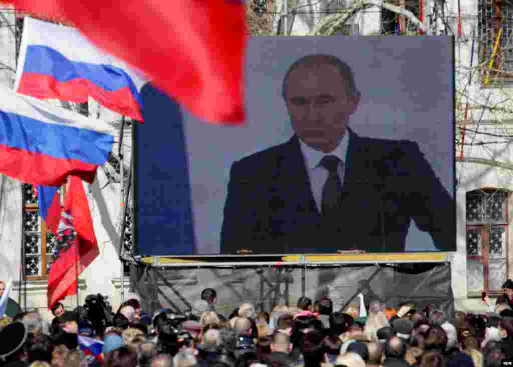 Жители Севастополя смотрят послание Владимира Путина Федеральному собранию России