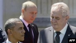 Милош Земан между президентами России и США. Фотография сделана во время торжеств по случаю высадки в Нормандии в июне этого года