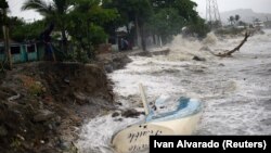 Pamje gjatë goditjeve të uraganit Irma në bregdet