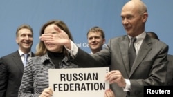 Շվեյցարիա – ԱՀԿ-ի գլխավոր տնօրեն Պասկալ Լամին (աջից) հայտարարում է Ռուսաստանի անդամակցությանը հավանություն տալու որոշման մասին, Ժնեւ, 16-ը դեկտեմբերի, 2011թ․