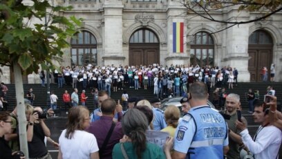 Magistrați protestând în fața Tribunalului din București față de modificărilor făcute la legile justiției de guvernarea dominată de Liviu Dragnea. Era o perioadă în care magistrații și justiția se bucurau de o încredere mai mare în rândul populației. Acele timpuri au trecut.